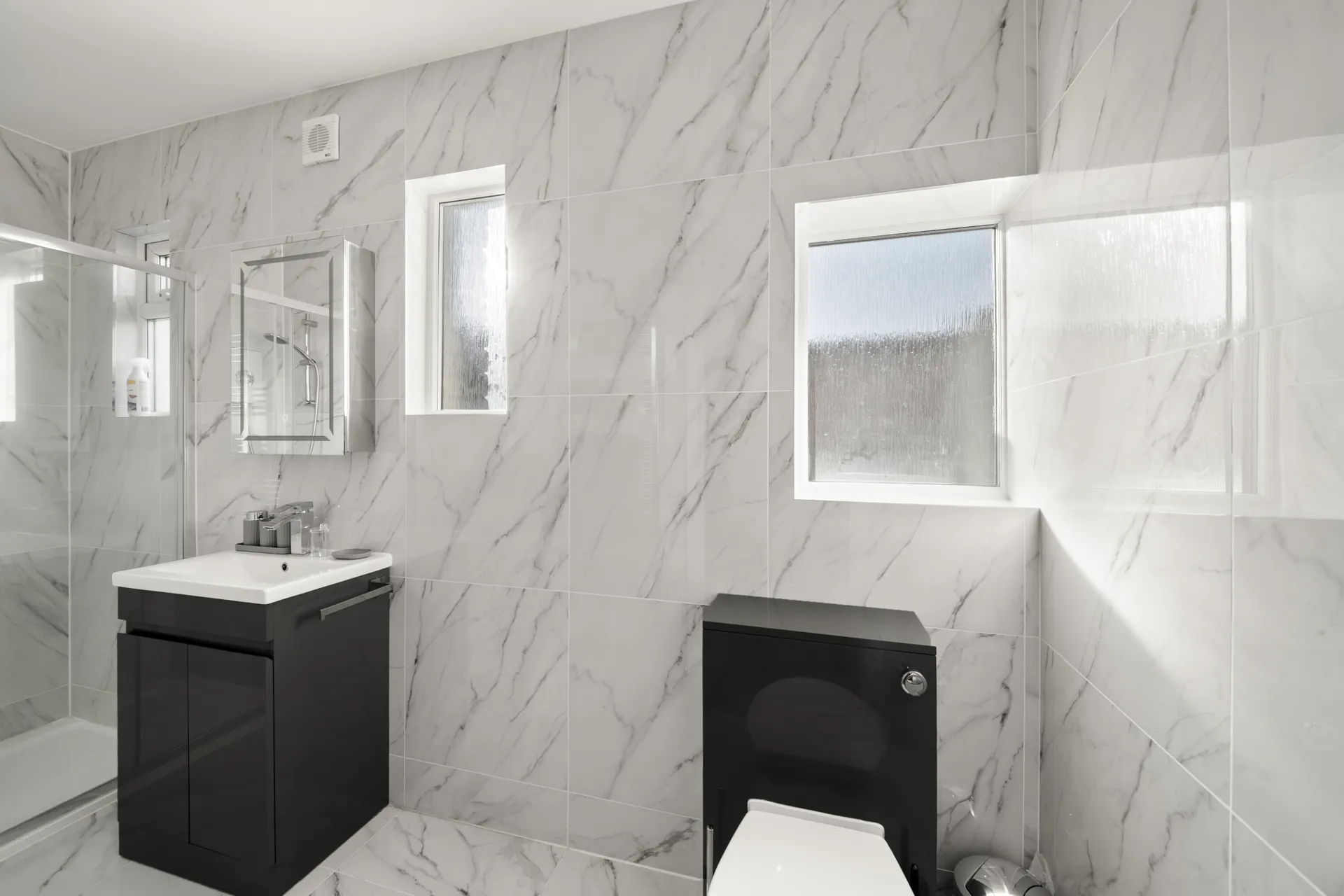 Walk-in shower, vanity unit and WC