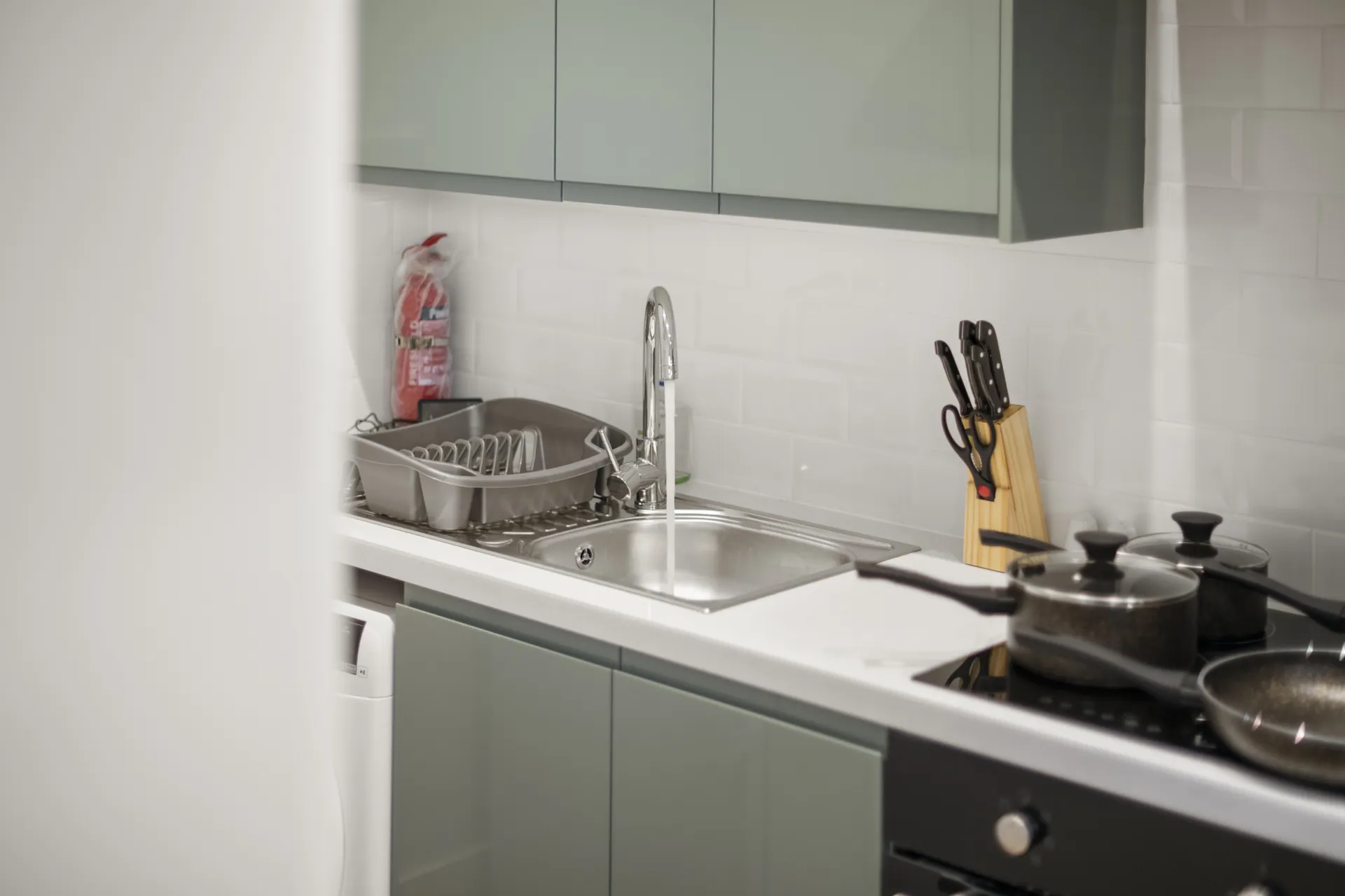 The kitchen: hob, oven, pans and utensils all provided