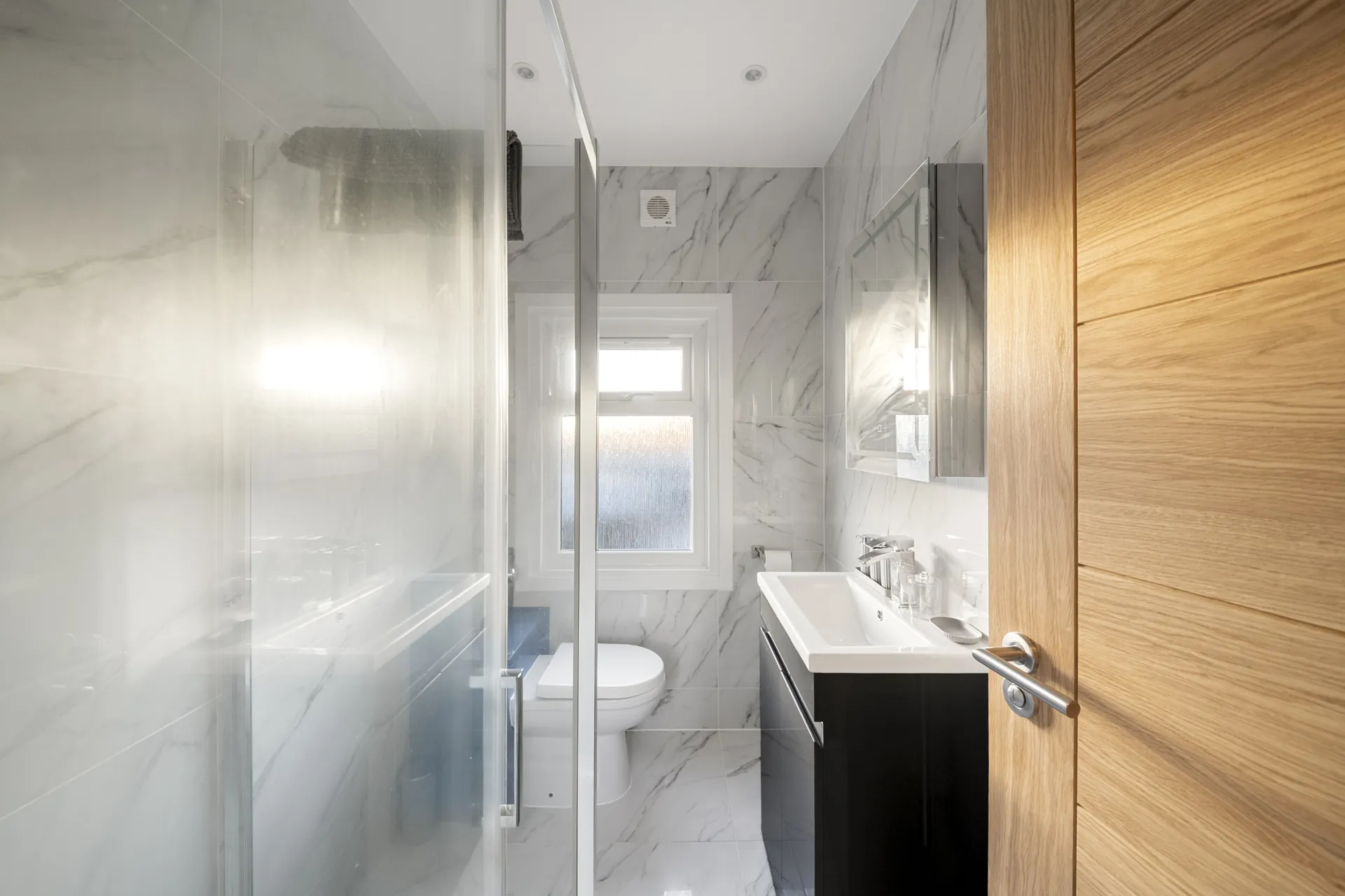 Marble-effect tiling, vanity unit and WC