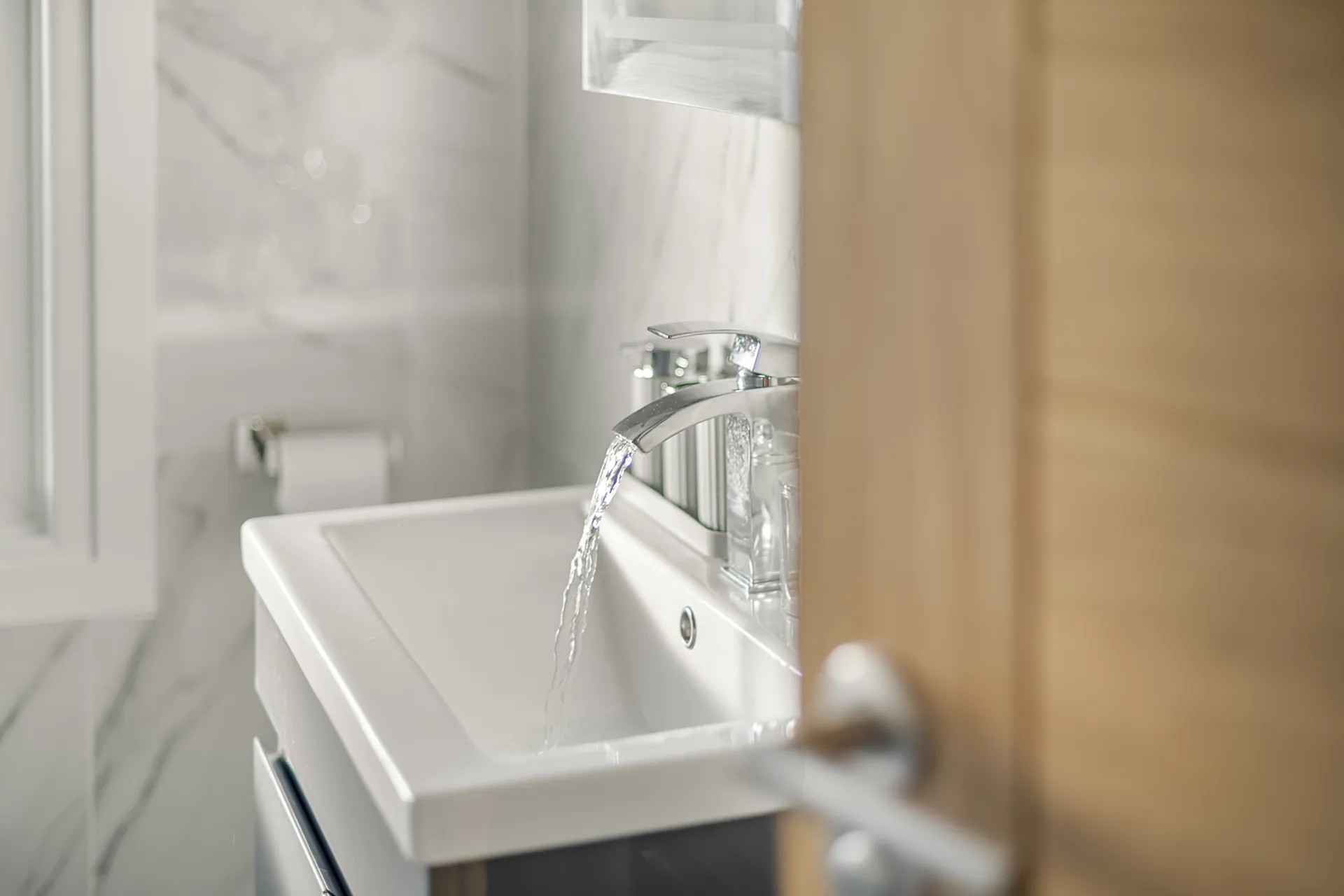 Thermostatic mixer and fresh towels waiting on arrival